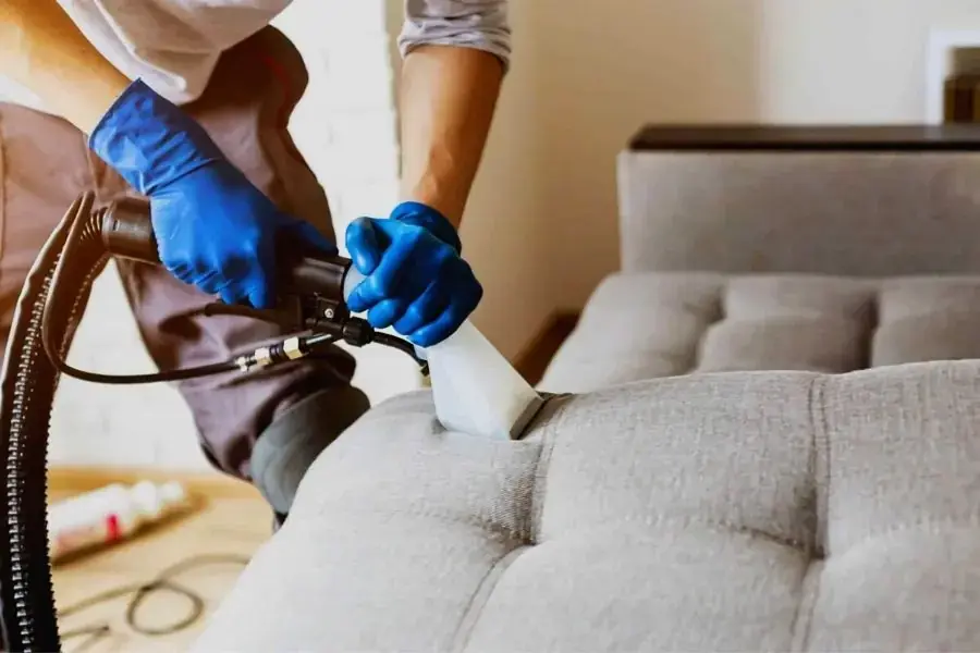 Dùng máy hút bụi để vệ sinh mặt ghế