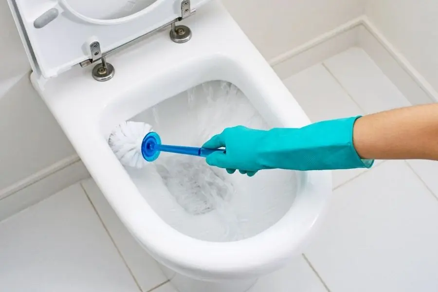 Tẩy trắng bồn cầu chuẩn bị đón Tết