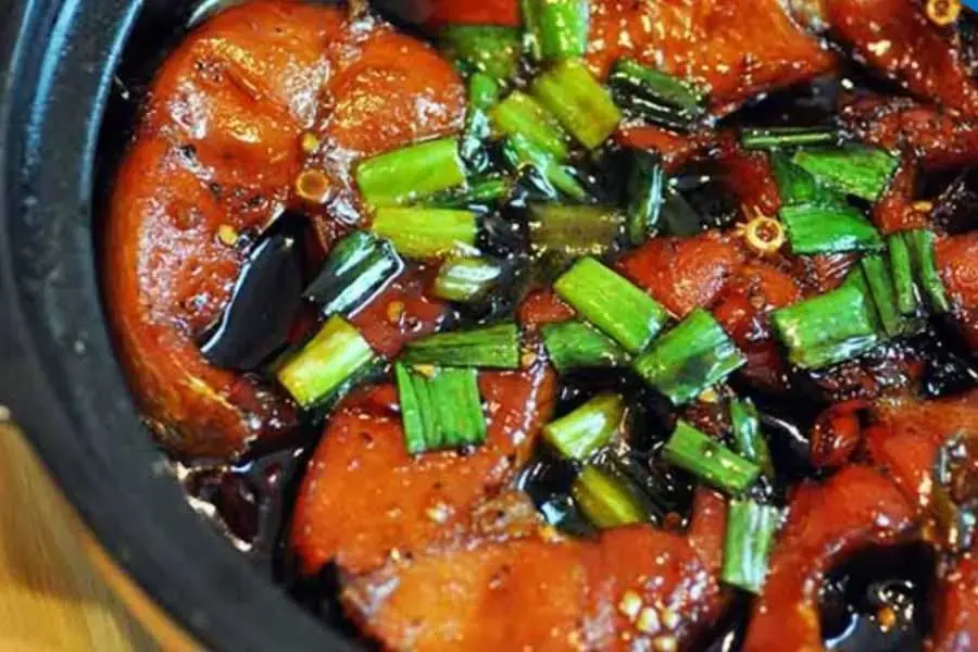 Món cá trê kho tộ cũng là một món ăn mang đậm hương vị quê hương