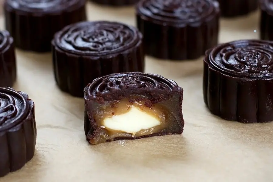 Bánh trung thu nhân tiramisu béo ngậy, tan trong miệng.