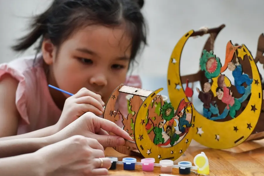 Bé cùng cha mẹ tự tay làm đồ chơi Trung Thu, thỏa sức sáng tạo và vui chơi.