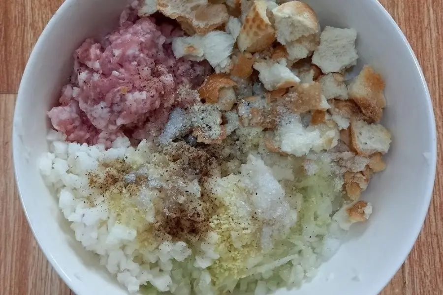 Tô đựng hỗn hợp thịt, vụn bánh mì, đường, muối, tiêu, củ sắn, tỏi,...