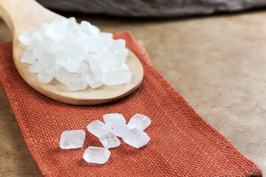 Đường phèn là một dạng đường kết tinh, có công thức hóa học là C12H22O11.