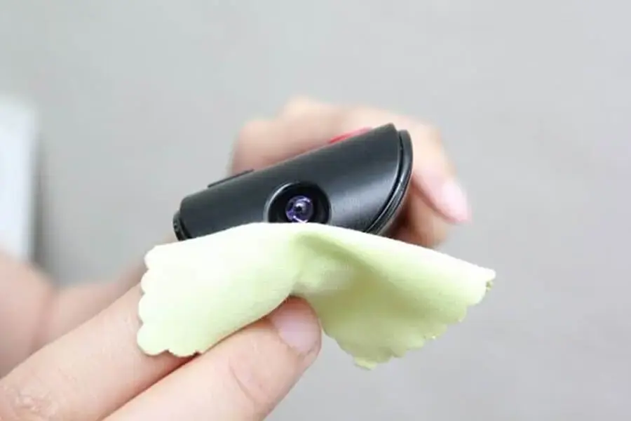 Vệ sinh mắt thần để remote có thể nhận tín hiệu dễ dàng hơn (Hình ảnh: Idgol)