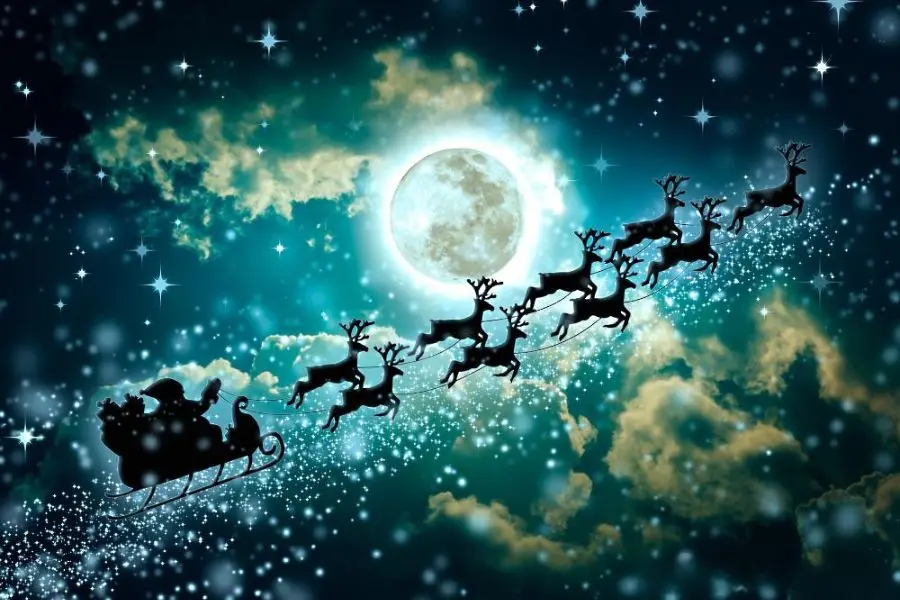 Hình ảnh ông già Noel cưỡi tuần lộc trong buổi tối đầy sao.