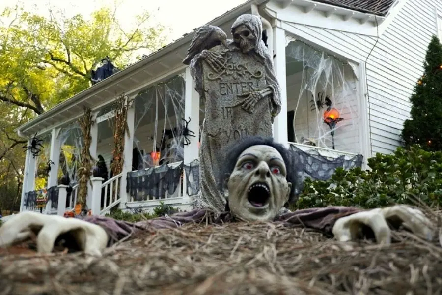 Tạo mô hình zombie trang trí bên ngoài quán cafe.