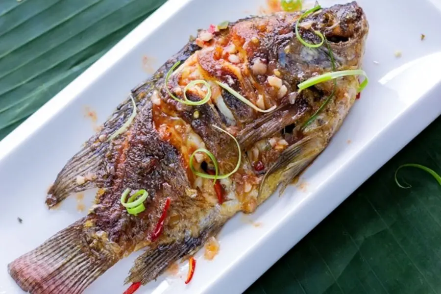Cá rô rang me hài hòa giữa sốt me chua ngọt, tỏi thơm cùng thịt cá ngọt mềm.