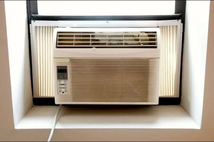Máy lạnh 1 cục có thiết kế dàn nóng và dàn lạnh chung một khối.