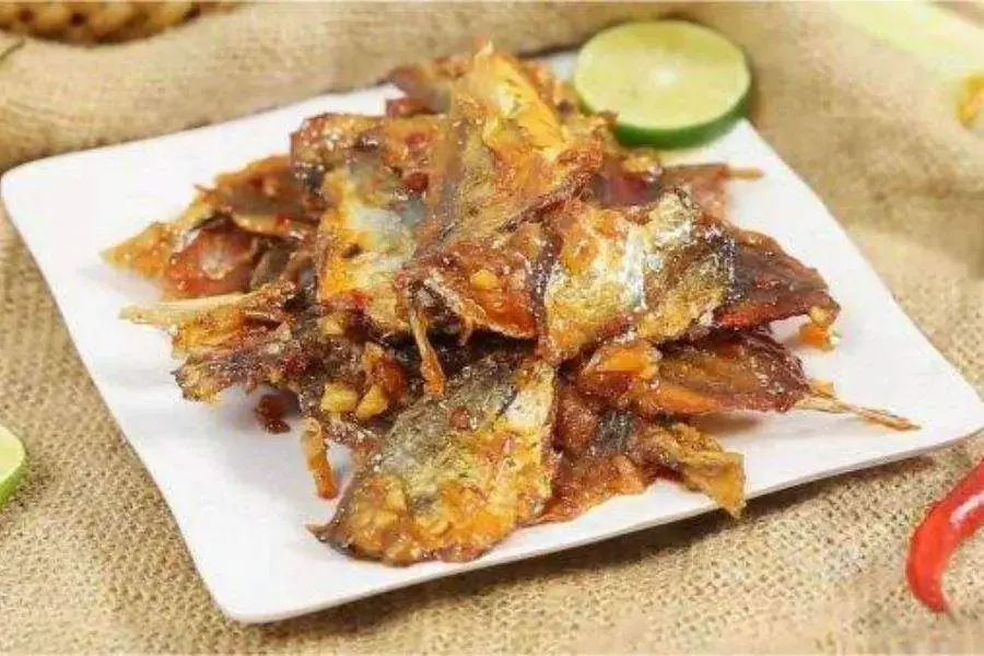 Món khô cá chỉ vàng nướng sa tế dân giã, lạ miệng