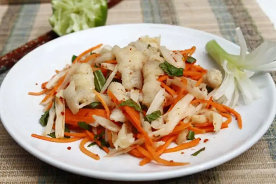 Nộm chân gà rút xương thường được dùng để làm “mồi nhậu” hoặc ăn xế