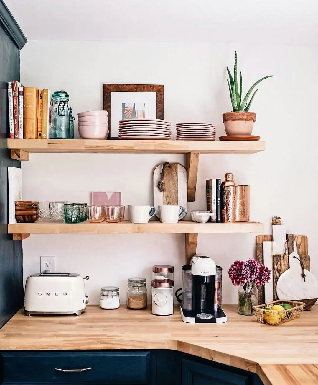 Kệ bếp là nơi dễ bám bẩn nhất (ảnh: pinterest)