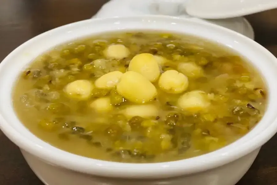 Chén chè hạt sen đậu xanh mát lạnh, chứa nhiều chất dinh dưỡng