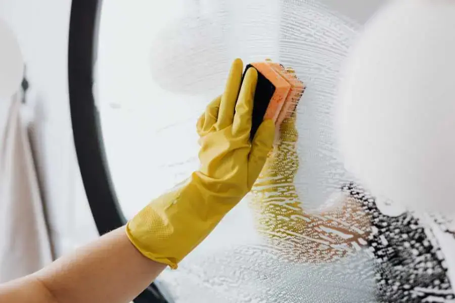 Cách làm sạch gương nhà tắm hiệu quả bằng dầu gội