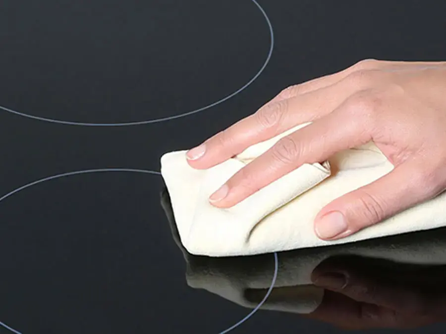 Lau sạch bề mặt bếp hồng ngoại là bước cuối cùng (nguồn: Công nghệ Nhật)
