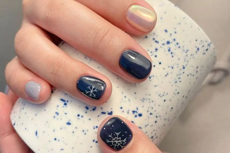Nền nail đen làm nổi bật hoa tuyết trắng.