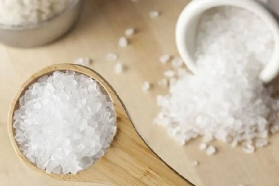 Muối hạt để tẩy gỉ đồng