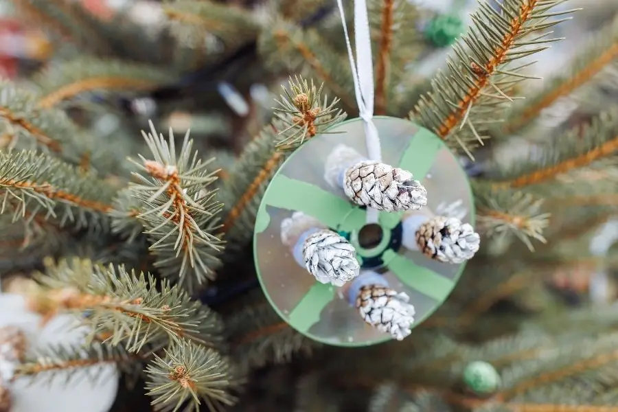 Sử dụng đĩa CD cũ để làm vật trang trí cây thông Noel.