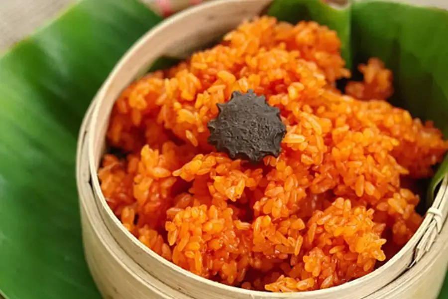 Xôi gấc với màu đỏ tượng trưng cho sự may mắn