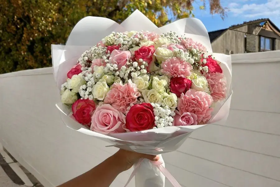 Mẫu bó hoa hồng phối hoa cẩm chướng và hoa baby gửi gắm tình yêu sâu sắc, lòng biết ơn và sự dịu dàng