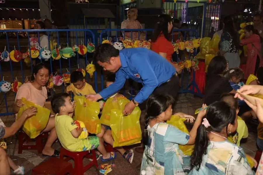Các em nhỏ được trao quà Trung thu là bánh kẹo, đồ chơi.