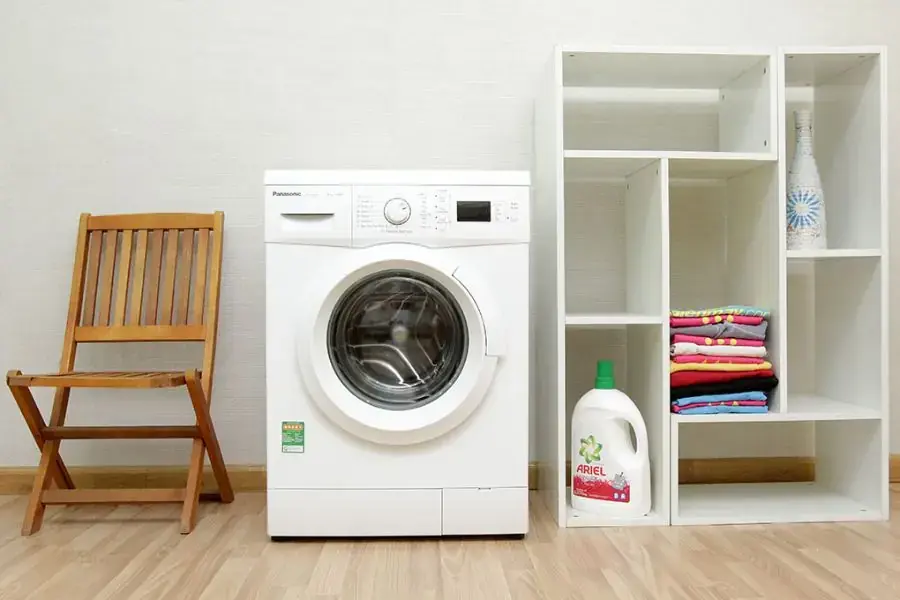 Đặt máy giặt ở nơi khô ráo thoáng mát và bằng phẳng để máy tránh báo lỗi.