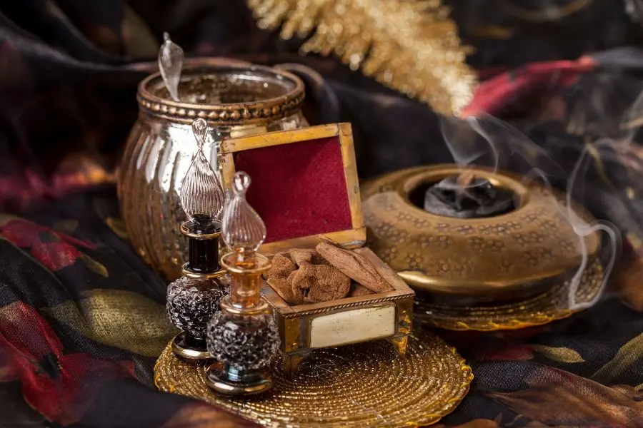 Dùng trầm hương để xông nhà.