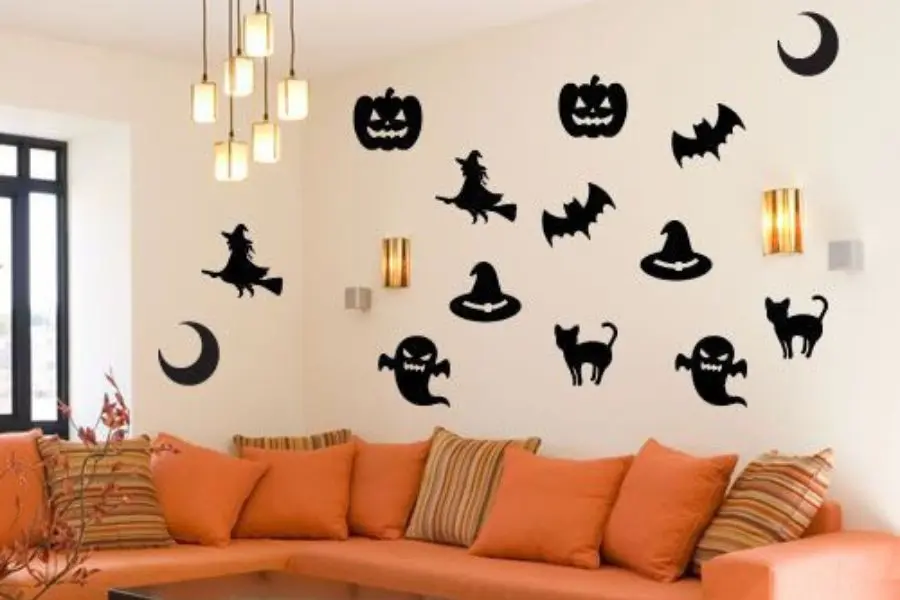 Decor tường quán cà phê với decal dơi, bí ngô, mèo đen.