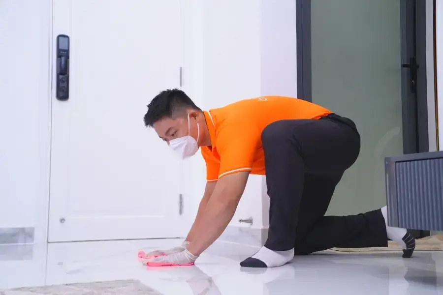 Sau khi vệ sinh máy lạnh xong, nhân viên sẽ lau sạch không gian xung quanh.