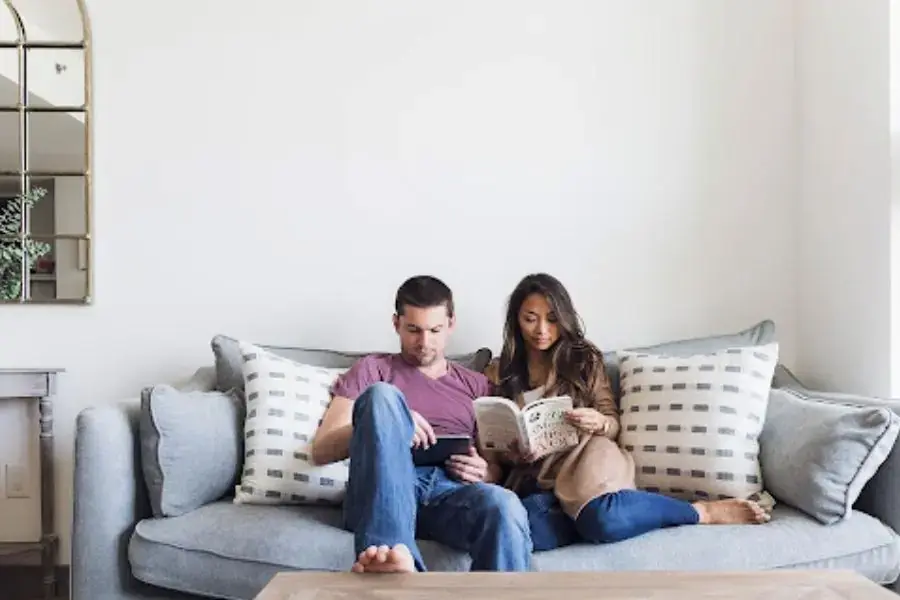 Ghế sofa 2 chỗ ngồi phù hợp để bạn làm việc, thư giãn, nghỉ ngơi (Hình ảnh: Viewfrom5ft2)