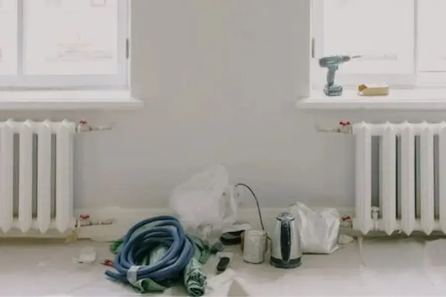 Dọn dẹp và loại bỏ đồ đạc dư thừa trước khi vệ sinh nhà mới xây