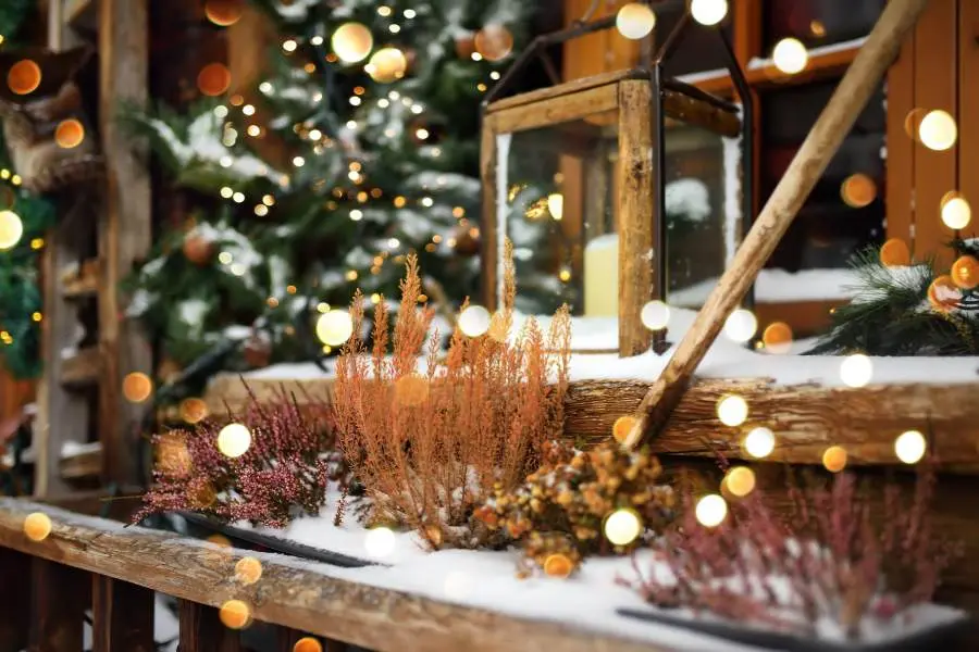 Tạo ra tuyết giả để trang trí Noel quán cafe cũng là ý tưởng phù hợp.