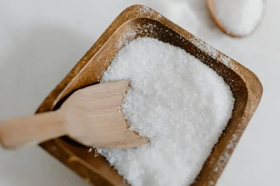 Sử dụng muối để làm giày mau khô