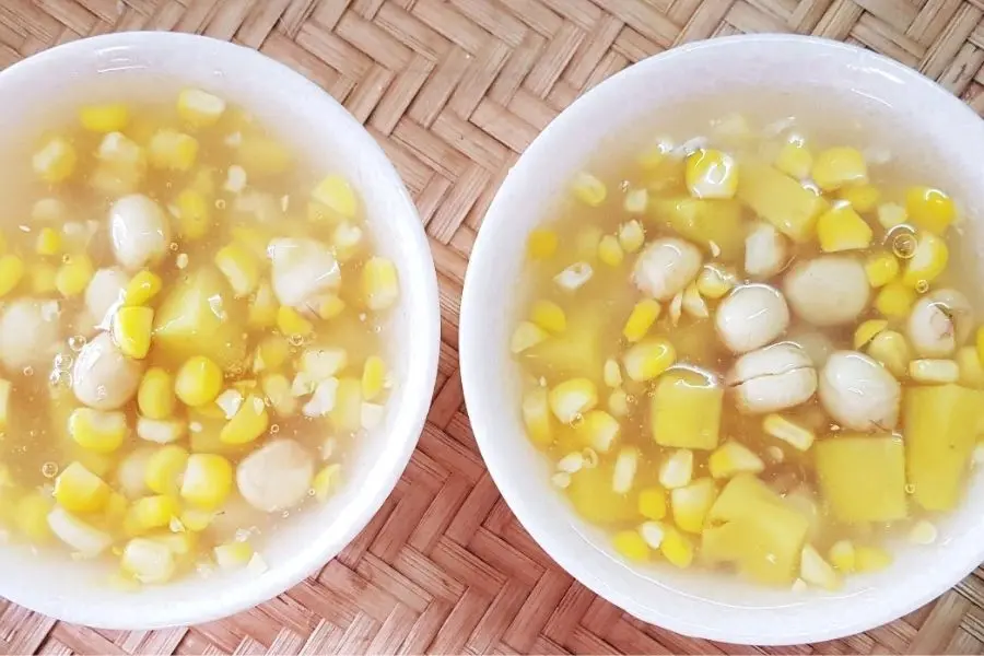 Chè hạt sen kết hợp cùng bắp ăn cùng nước cốt dừa thì hết ý.