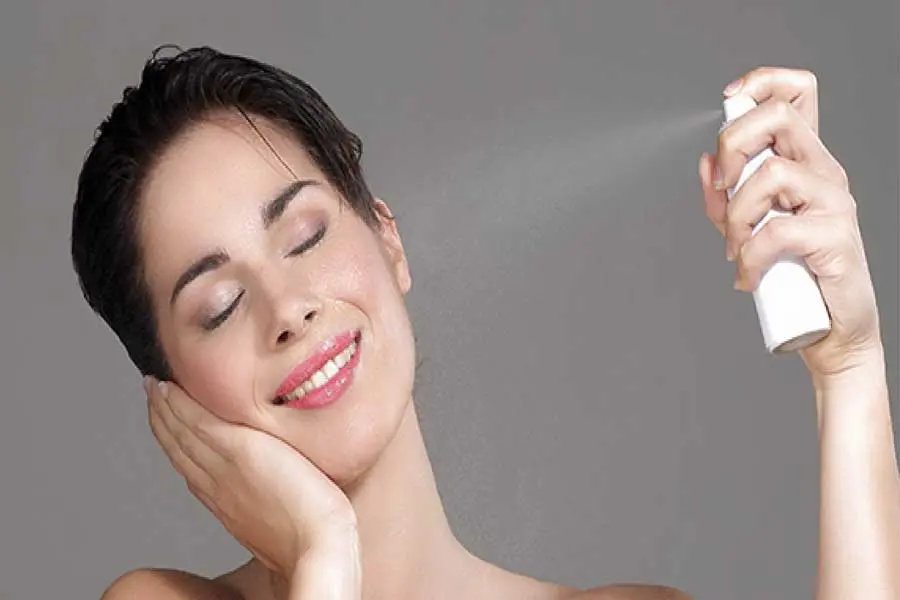 Tác dụng của xịt khoáng sẽ giúp "khóa" lớp trang điểm.