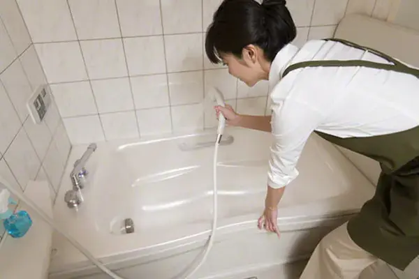 Dọn sạch rác phòng tắm (ảnh: afamilycdn)