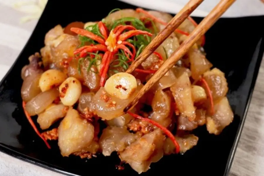 Gân bò cháy tỏi dai ngon sần sật.