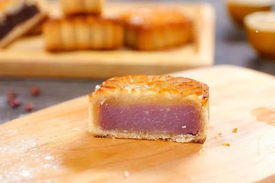 Bánh trung thu nhân khoai môn tím hấp dẫn.