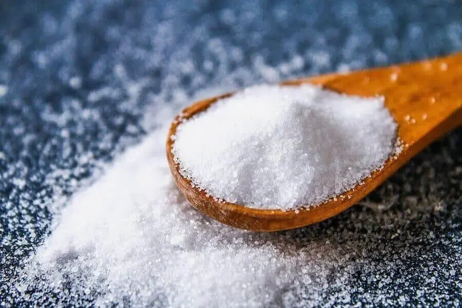 Dùng muối trắng để lau kính là cách làm được nhiều người thực hiện (nguồn: blog.onhome.asia)