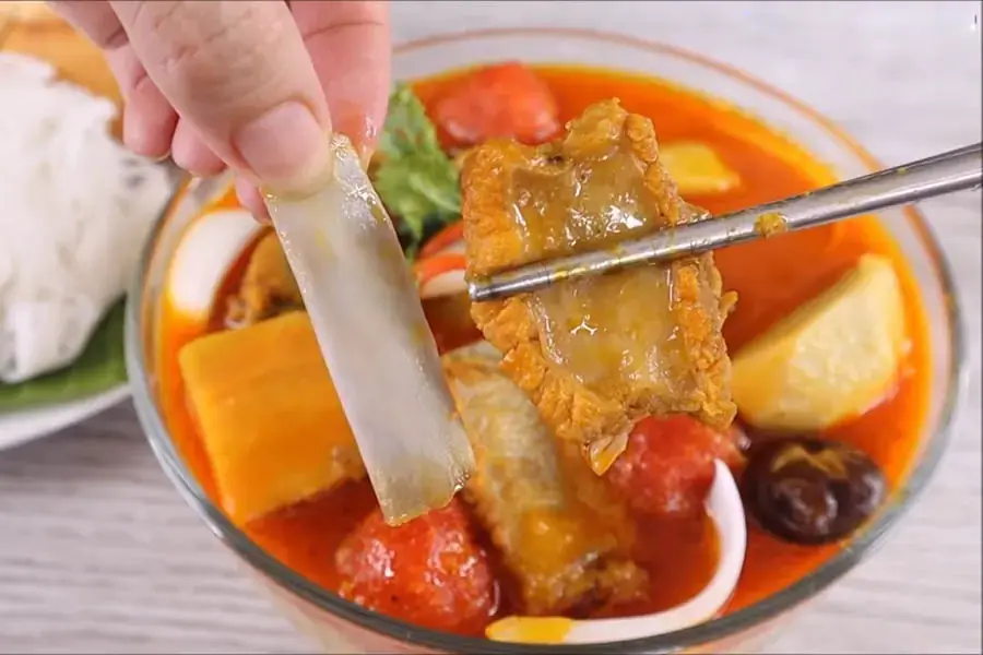 Những miếng sườn chín nhừ, đậm đà hương vị cà ri 