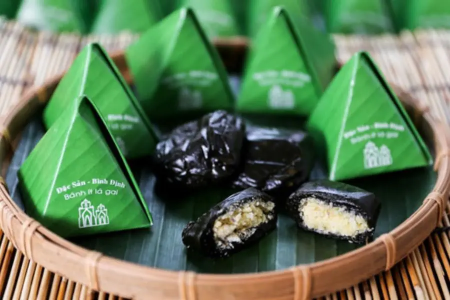 Bánh ít làm từ bột nếp và tro lá gai.