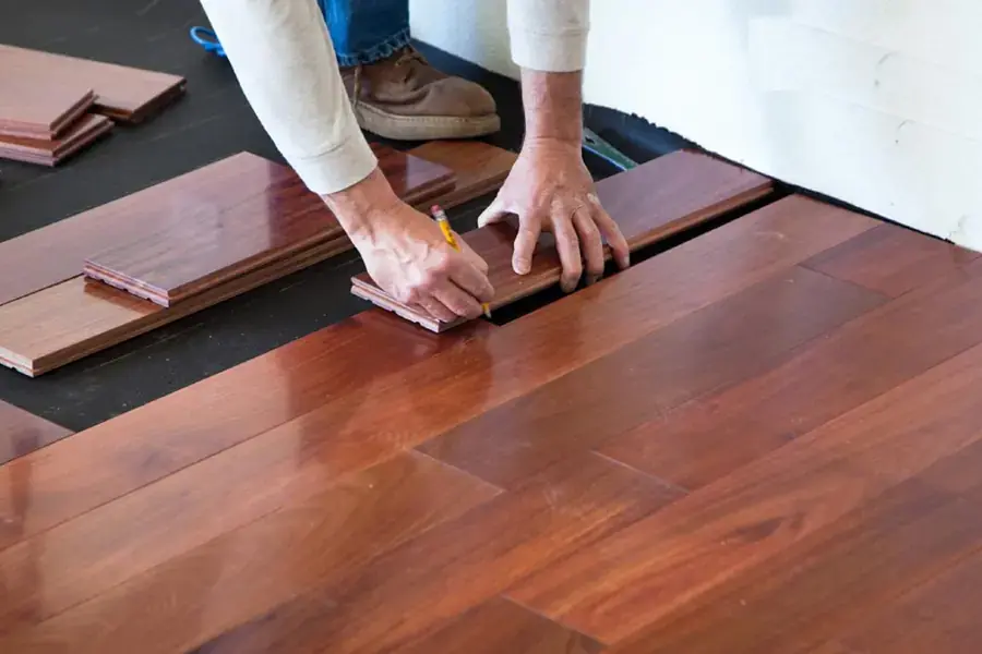 Cưa đục sàn gỗ bị phồng