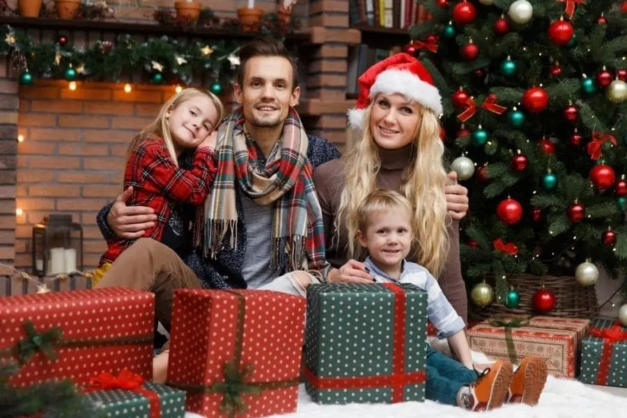 Chụp ảnh bên gia đình trong dịp Noel.