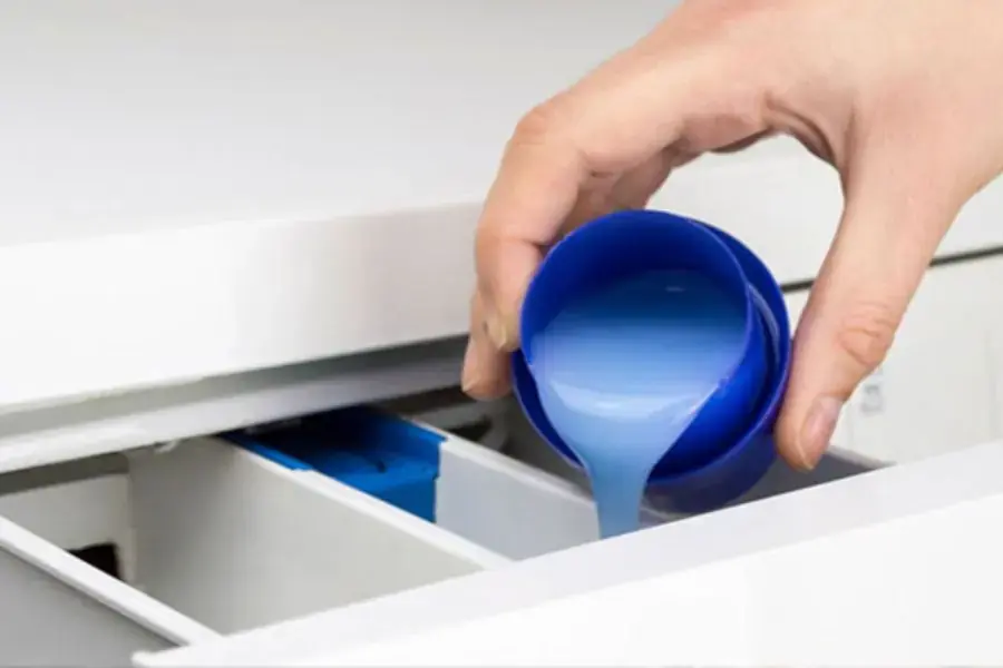 Lượng nước giặt cho vào máy nên vừa đủ không quá nhiều.