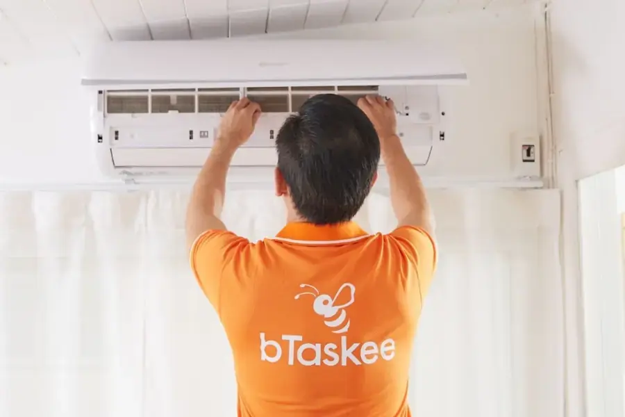 Tasker vệ sinh máy lạnh kiểm tra tổng thể trước khi vệ sinh.