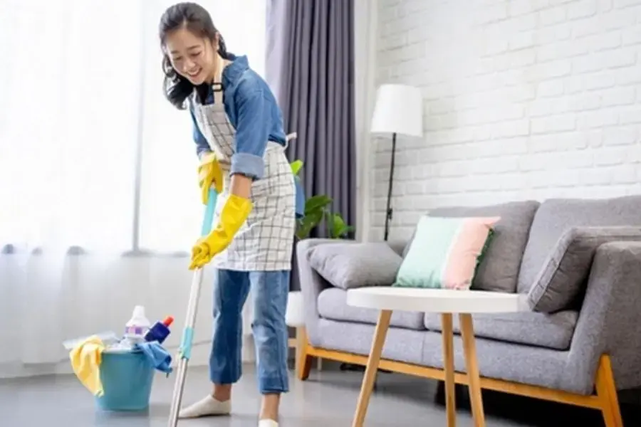 Vệ sinh nhà cửa thường xuyên giúp đuổi bọ chét.