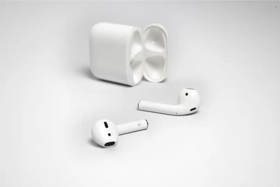 Tai nghe bluetooth có thiết kế đẹp mắt, là quà tặng Noel phù hợp.
