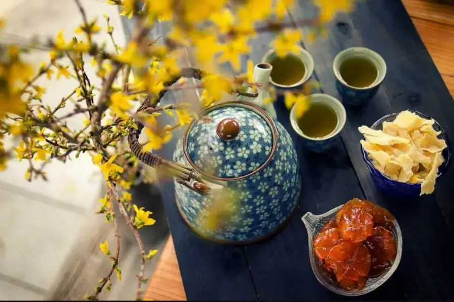 Các loại trà, bánh.