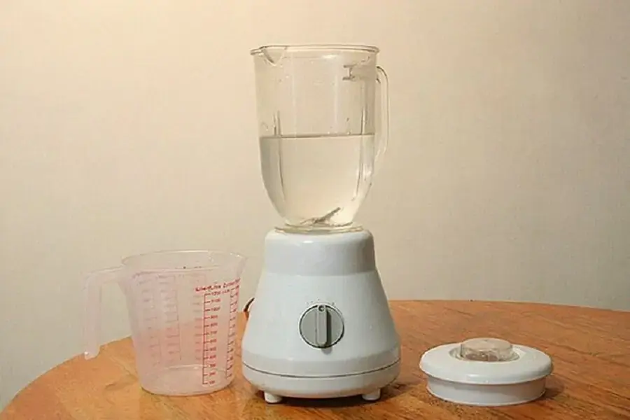 Bước đầu tiên trong cách vệ sinh máy xay sinh tố là rửa cối qua với 1 - 2 lần nước sạch (nguồn: tgdd.vn)