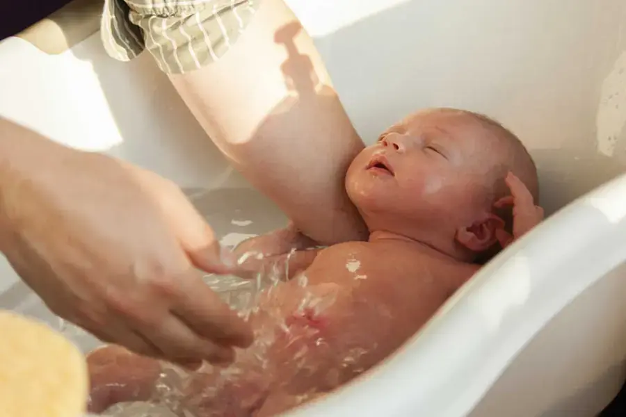 Tắm rửa, vệ sinh sạch sẽ hàng ngày cho trẻ (2)