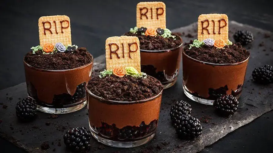 Bánh “pudding nghĩa địa” kinh dị nhưng rất dễ thương.